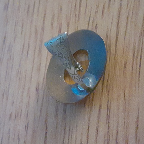 2 Pair Vintage Clip-on Earrings - Picture 4 of 6